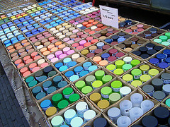 spray paint cans