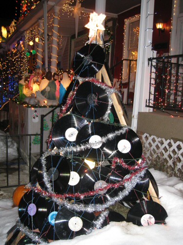 christmas-tree-made-of-vinyl-records