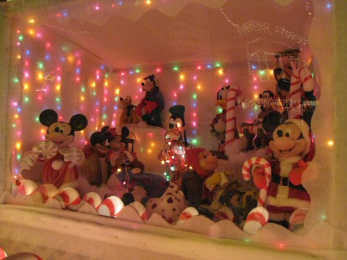 disney-christmas-display