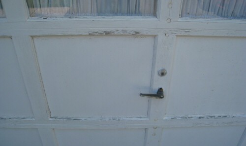 pealing-paint-garage-door-up-close