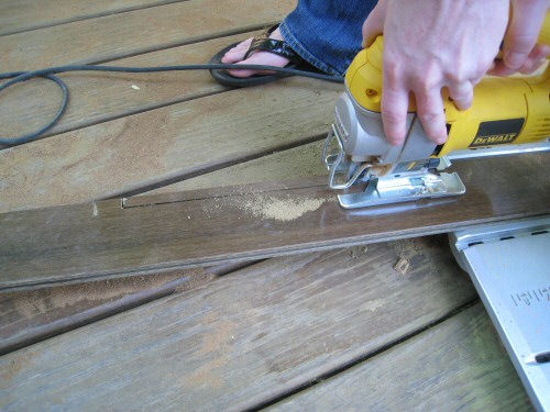 use-a-jigsaw-to-cut-the-hardwood-board