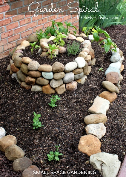 How-to-create-a-small-vegetable-garden-with-a-garden-spiral-OhMy-Creative.com_