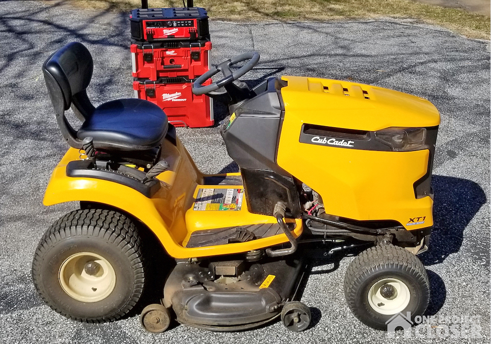 Changing riding online mower blades